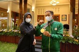 Bupati Banyuwangi serahkan bonus Rp193 juta atlet PON Papua