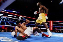 Juara dunia WBO kelas  welter Crawford menang TKO atas Porter