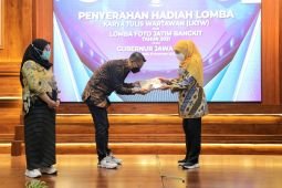 Angkat kisah Khofifah, fotografer Trisnadi luncurkan buku "Ibu"