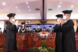 Ubaya kukuhkan dua guru besar baru