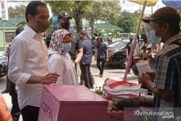 Presiden Jokowi serahkan bantuan untuk PKL di Ngawi