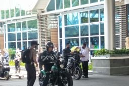 Presiden Jokowi mengendarai sepeda motor menuju ke Sirkuit Mandalika