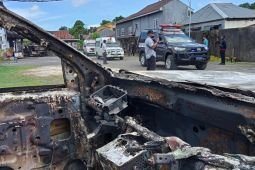 Polisi evakuasi 17 jenazah terjebak di dalam karaoke yang dibakar massa