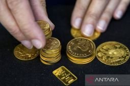 Emas terangkat, menetap di harga tertinggi dalam seminggu