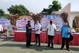 BPJS Ketenagakerjaan Rungkut serahkan bantuan beras kepada pekerja