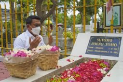 KSP Moeldoko ziarah ke makam Bung Tomo di TPU Ngagel