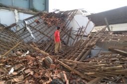 Atap aula kantor Disnaker Jember ambruk akibat hujan deras