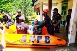 Petugas BPBD Lumajang evakuasi dua lansia sakit terjebak banjir