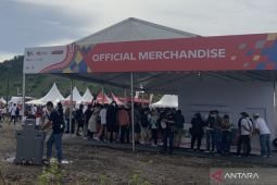 Pengunjung serbu stand merchandise  MotoGP Mandalika pada Race Day