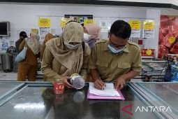 Pengusaha di Bangkalan jual makanan kedaluwarsa dikenai sanksi