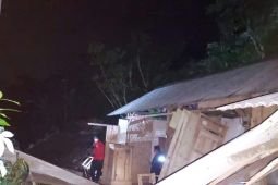Dua rumah warga di Trenggalek rusak diterjang longsor