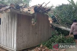 Angin kencang rusak tempat ibadah di Pamekasan