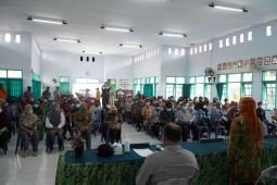 Pemkot Mojokerto salurkan paket sembako kepada ratusan petugas kebersihan