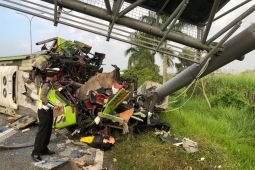 Korban meninggal kecelakaan bus di Tol Sumo bertambah jadi 14 orang