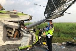 Sebanyak 13 orang tewas saat bus kecelakaan di Tol Sumo
