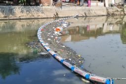 Lima sungai di Surabaya dipasangi alat penjebak sampah