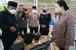 Puan Maharani serahkan sepatu bot kepada puluhan pemulung di TPA Mojokerto