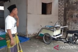 Tukang becak asal Sampang niat tunaikan haji bersama almarhumah istri
