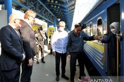 Presiden dan Ibu Iriana  Jokowi tiba di Kyiv