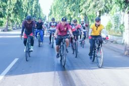 Hari Bhayangkara Ke-76, Polres Situbondo gowes bareng masyarakat