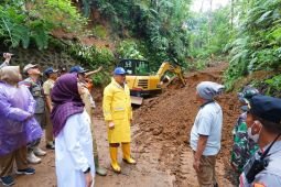Bupati Banyuwangi tinjau penanganan longsor tutup akses menuju Kawah Ijen