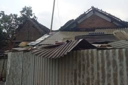 Hujan deras disertai angin kencang rusak sejumlah rumah di Malang