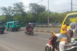 Pengendara dikagetkan kemunculan asap putih dari pabrik gas di Sidoarjo