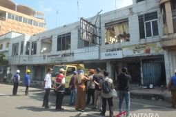 Tujuh bangunan ruko di atas Sungai Jompo Jember dibongkar