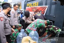 Polres dan Kodim Jember distribusikan air bersih dengan kendaraan AWC