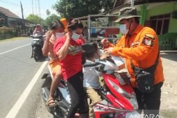 Antisipasi erupsi susulan Gunung Raung, BPBD-PMI Jember bagikan masker kepada warga