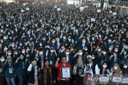 Mahasiswa Ubaya pecahkan rekor MURI pembuatan gelang daur ulang