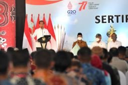 President Jokowi hands out three thousand land certificates in East Java