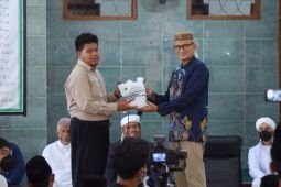 Menteri Sandi berikan bantuan software ilustrasi kepada santri disabilitas Ponpes Al Ishlah Bondowoso