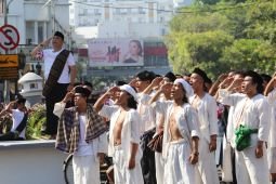 Eri Cahyadi pimpin pertunjukan perobekan bendera di Hotel Majapahit