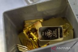 Emas anjlok dekati titik terendah 2,5 tahun terakhir