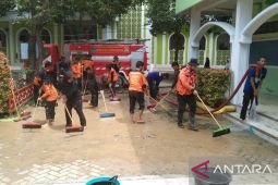 BPBD Pamekasan bantu bersihkan lumpur bekas banjir di Ponpes Al-Amien