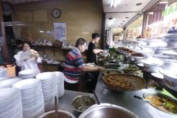 Mensos Tri Rismaharini bawa nasi padang untuk korban gempa di Cianjur
