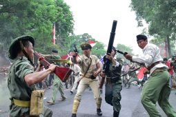 Ribuan warga antusias menyaksikan Parade Surabaya Juang 2022