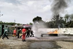 Pabrik kertas "Tjiwi Kimia" gelar lomba padamkan api peringati K3