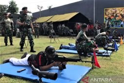 Pangdam V/Brawijaya tes kemampuan wartawan menembak gunakan laras panjang