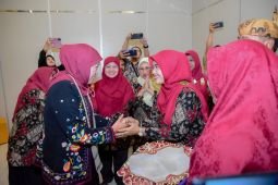 Khofifah ajak warga Jatim di Sorong nyanyi bareng "Rek Ayo Rek"