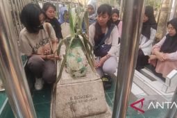 Perempuan Tulungagung ziarah makam Sarinah di Hari Perempuan Internasional