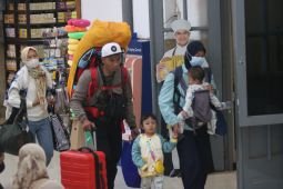 Pemudik padati Stasiun Kediri pada H-2 Lebaran 2023