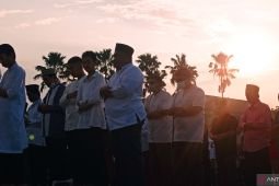 Puluhan ribu umat Islam shalat Idul Fitri di Masjid Al Akbar Surabaya