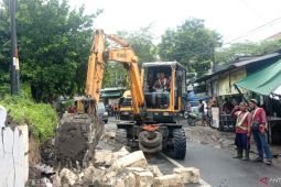 Lapisan tanggul sungai di Kembang Kuning ambrol akibat hujan deras