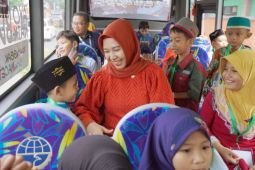 Ning Ita ajak puluhan anak yatim beli baju sambut Lebaran