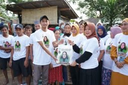 Bertekad beri kontribusi, relawan Asandra berbagi sembako ke warga membutuhkan