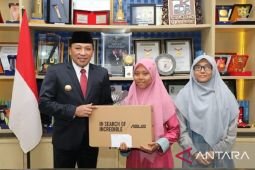 Bupati Sampang bantu beasiswa putri guru ngaji