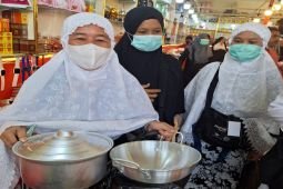 Calon haji beli panci antisipasi katering dihentikan sementara