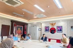 Ahli politik dari empat negara  teliti peran legislatif di Surabaya